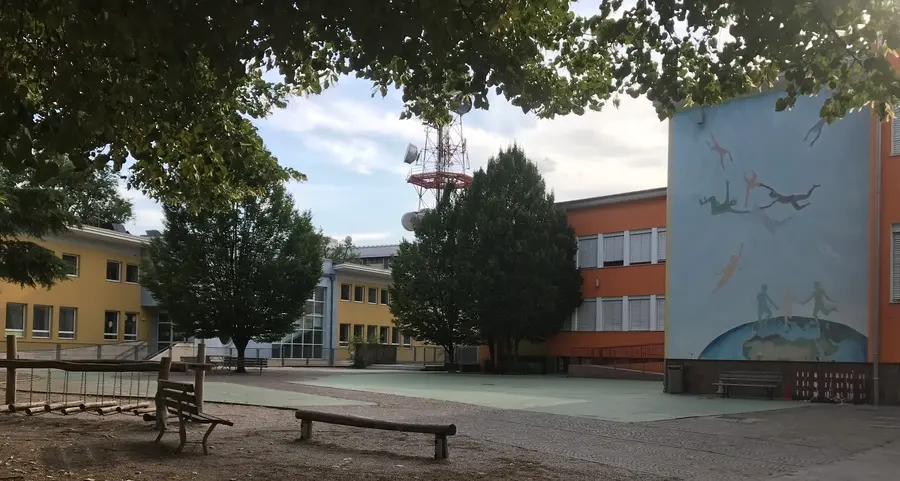 Biblioteca di via Rovigo, arrivano gli ombrelloni