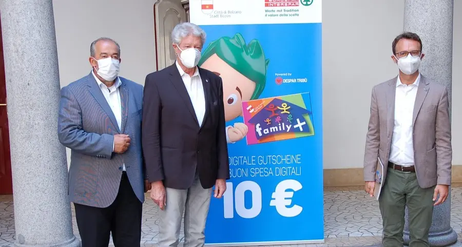 Bolzano, arriva un aiuto in più per le famiglie numerose: carnet di buoni sconto