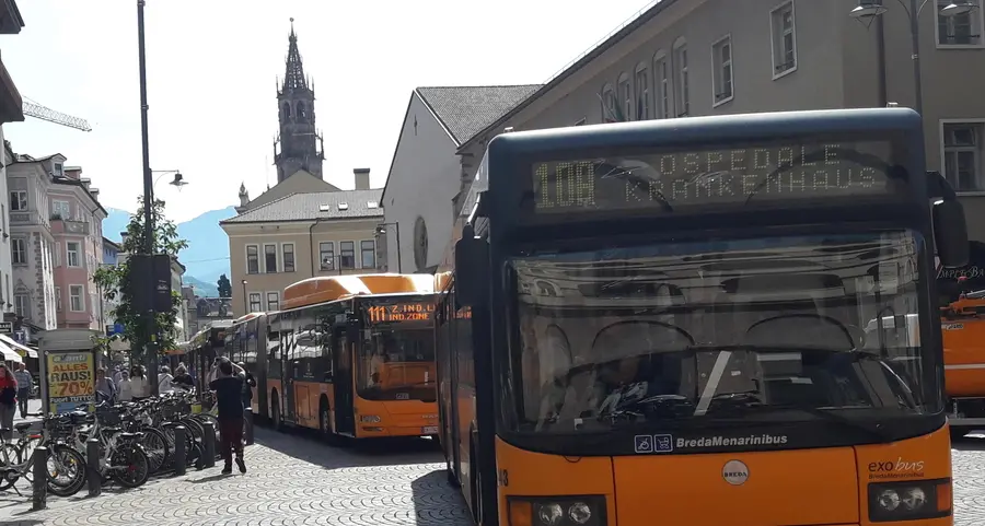 Covid, nel 2020 dimezzati i passeggeri sugli autobus