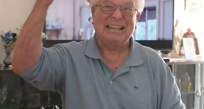 La battaglia di Alfio, 96 anni: «Il parroco nega l’uso dei cortili»