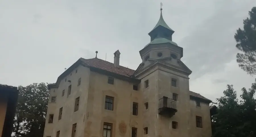 Castel Winkel, tornano le occupazioni abusive