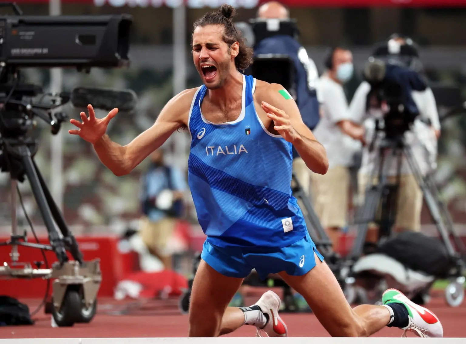 epa09385555 Gianmarco Tamberi of Italy reacts after winning gold medal in the Men's High Jump Final during the Athletics events of the Tokyo 2020 Olympic Games at the Olympic Stadium in Tokyo, Japan, 01 August 2021. EPA/DIEGO AZUBEL