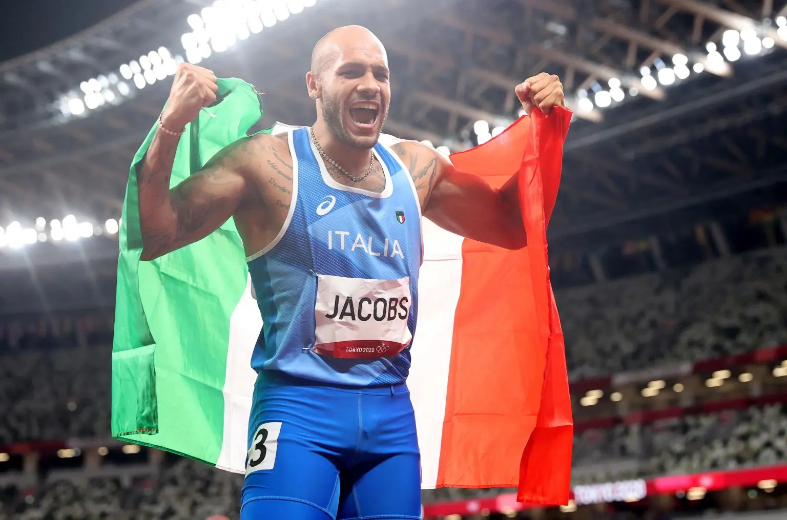 epa09385552 Lamont Marcell Jacobs of Italy celebrates winning the Men's 100m final at the Athletics events of the Tokyo 2020 Olympic Games at the Olympic Stadium in Tokyo, Japan, 01 August 2021. EPA/DIEGO AZUBEL