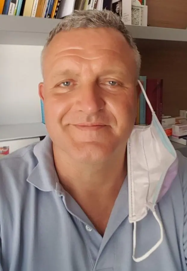 «Ai politici stipendi d’oro e nuovi aumenti. E i medici restano al palo»
