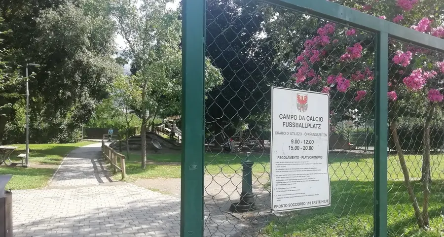 Party nel parco di notte a Merano: sanzionati otto giovani