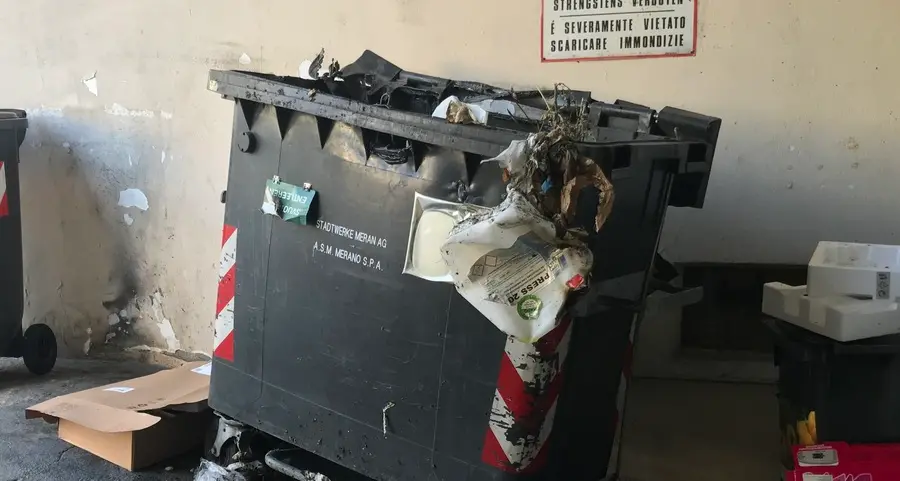 Incubo piromane in centro a Merano: a fuoco i bidoni dei rifiuti