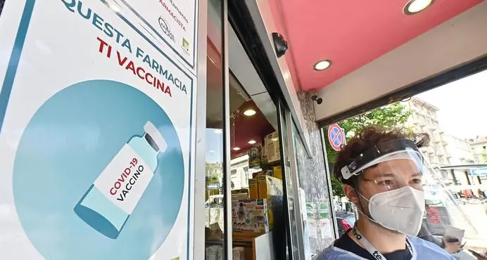 In Alto Adige le farmacie non vaccinano, ma in Italia lo fanno già da tre mesi