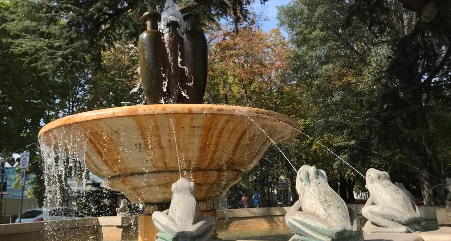 Rane, anfore, tubi: la fontana cade a pezzi, è tutta da rifare
