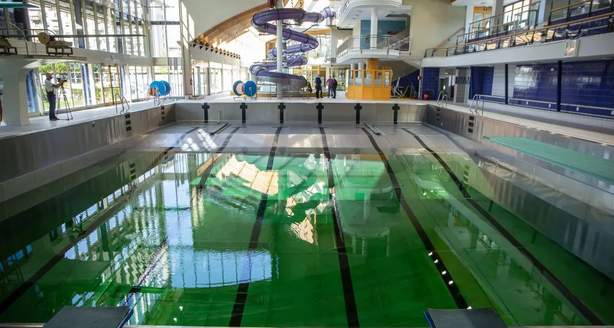 A Bolzano scoppia il caso della piscina con l’acqua verde