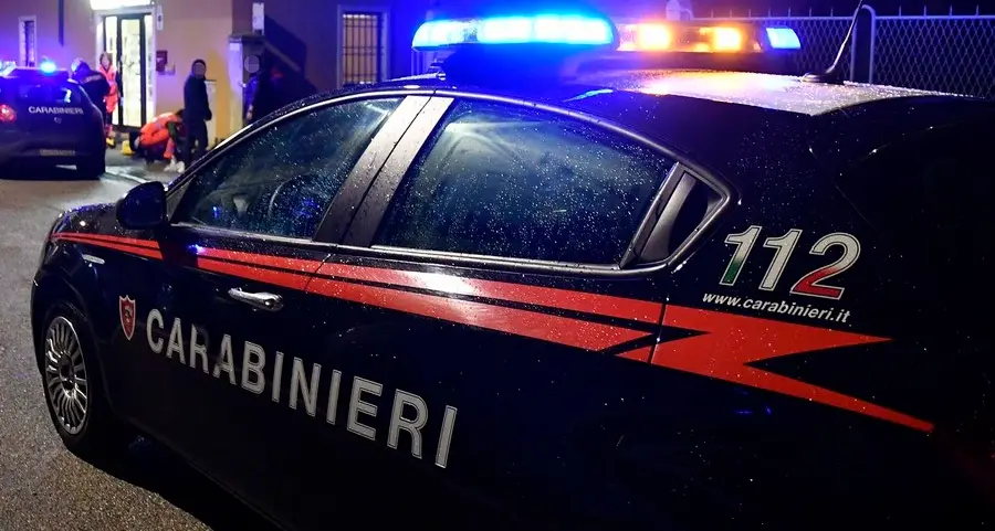 Aggredito dal gruppo di giovani che stavano sporcando il garage