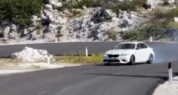 Rally a velocità folle sui tornanti di Passo Valparola