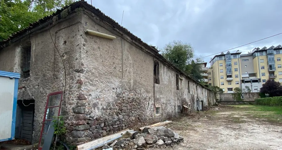 Via Novacella, giù i ruderi: al loro posto una palazzina