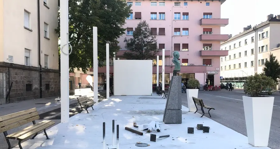 Piazza Matteotti avanza, arrivati i pali della luce