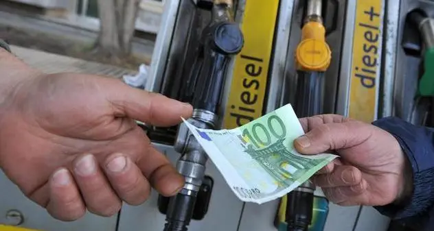 Stangata sul carburante: fino a 0,3 euro in più al litro