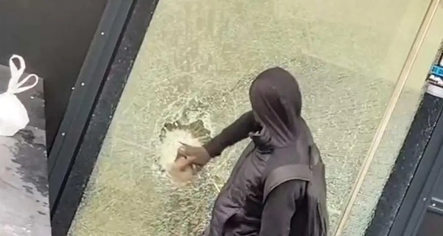 Spaccata in via Alto Adige. Il video inchioda l’autore