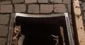 L'ultima trovata dei vandali: scoperchiare i tombini