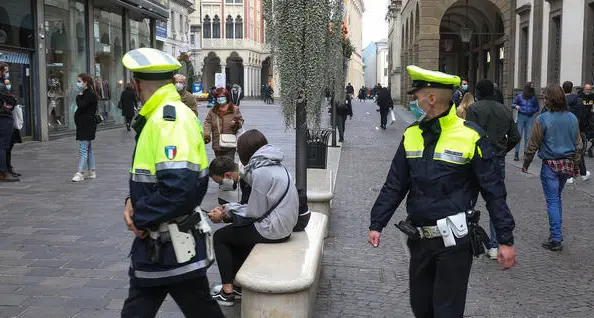 Egna, il centrosinistra sdogana la pistola ai vigili