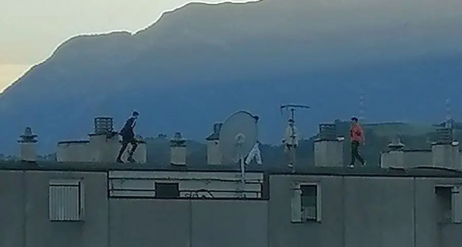 Ragazzi di corsa sui tetti, è allarme in viale Europa