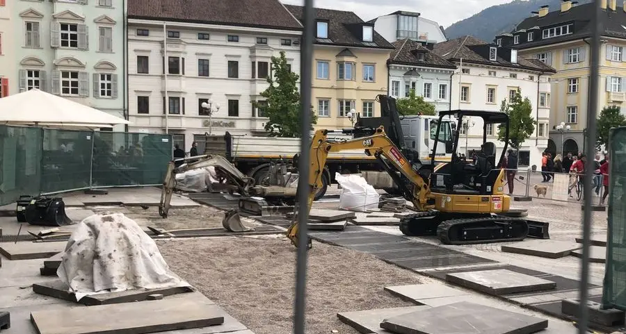 Piazza Walther, ultimo cantiere prima del Mercatino di Natale