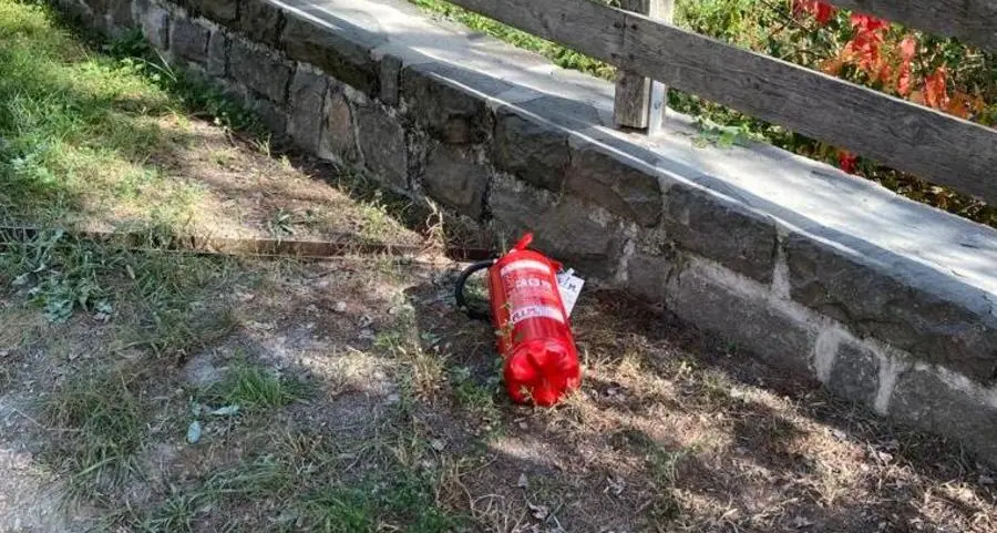 Raid vandalico, quattro estintori svuotati sulle auto
