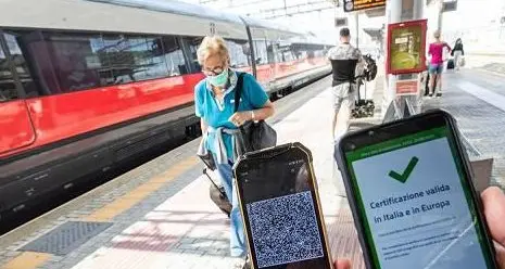 Treni regionali, passeggeri stipati come sardine
