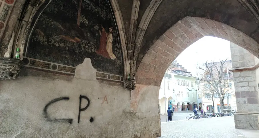 Duomo di Merano, “sfregio” sotto l’affresco del ’400