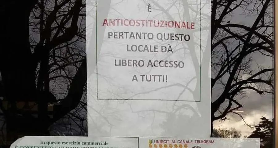 Pizzeria «No Green Pass» a Merano, il cartello appare e scompare