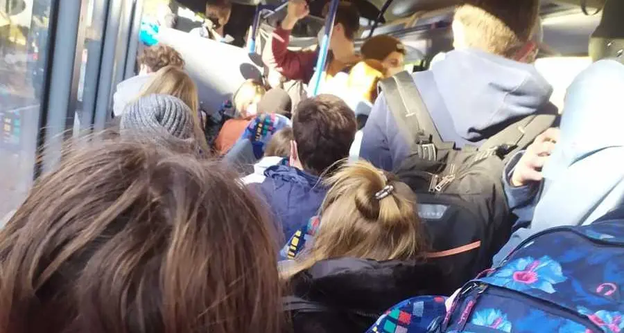 Autobus scolastico strapieno, i genitori protestano: «Con il Covid non è possibile»