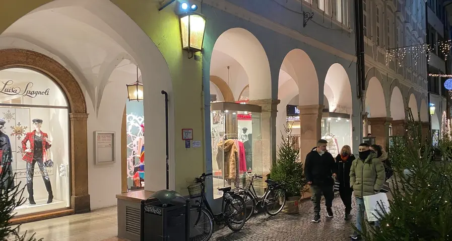 Vetrine spente di notte? La politica altoatesina si divide