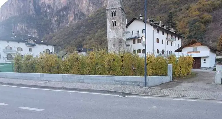 Il muretto della discordia che già divide Vadena