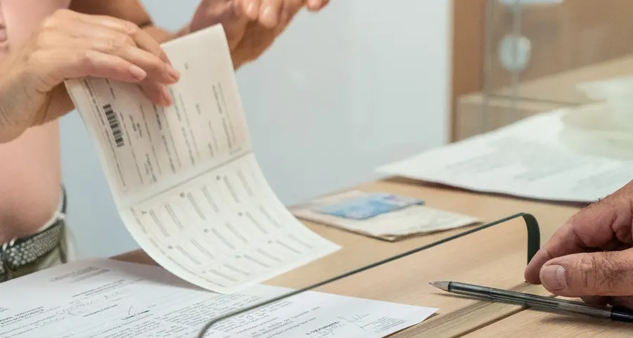 Mantiene tutta la famiglia da anni, ma la cittadinanza va all’ex marito
