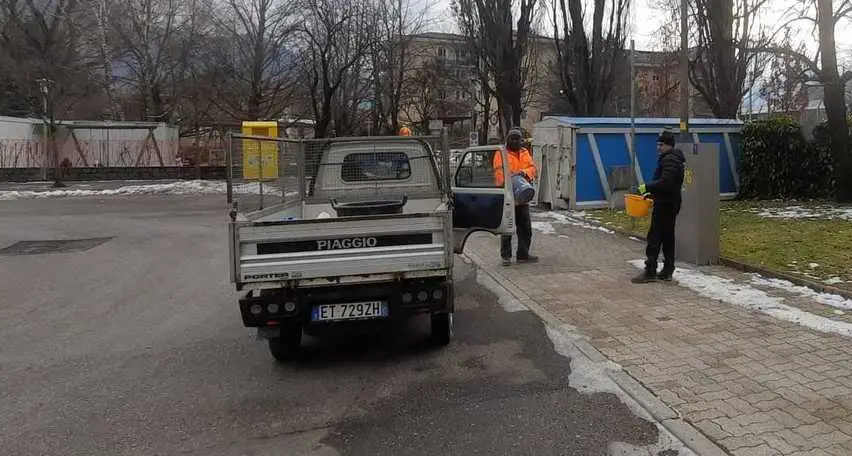 Strada ghiacciata a Merano, il postino scivola e finisce all’ospedale