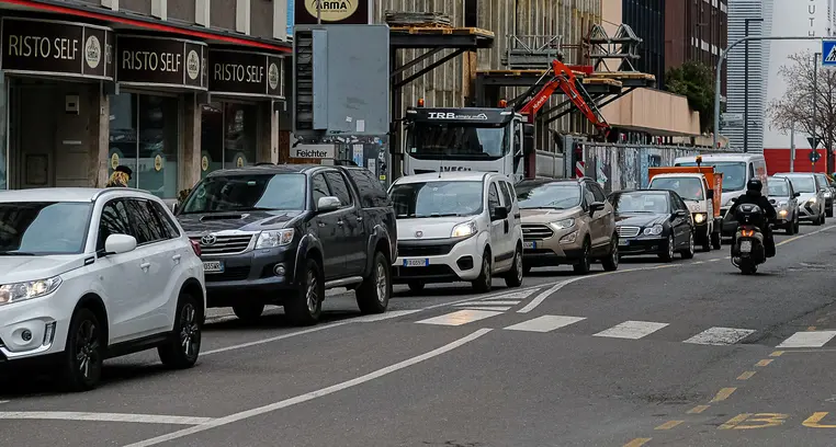 Via Renon, una coda senza fine: «Qui stiamo soffocando»