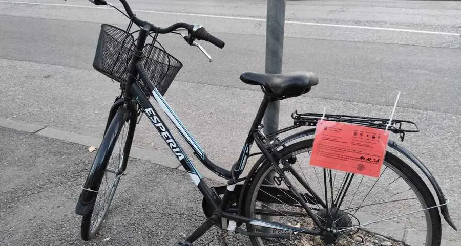 Merano, il giallo della bici incatenata al palo da settimane