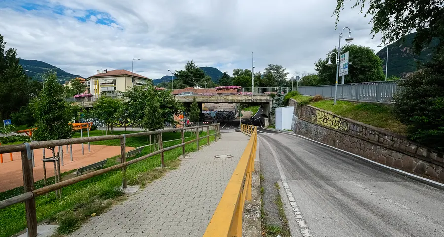 Offrono “fumo” e cocaina alla mamma a spasso con il bambino
