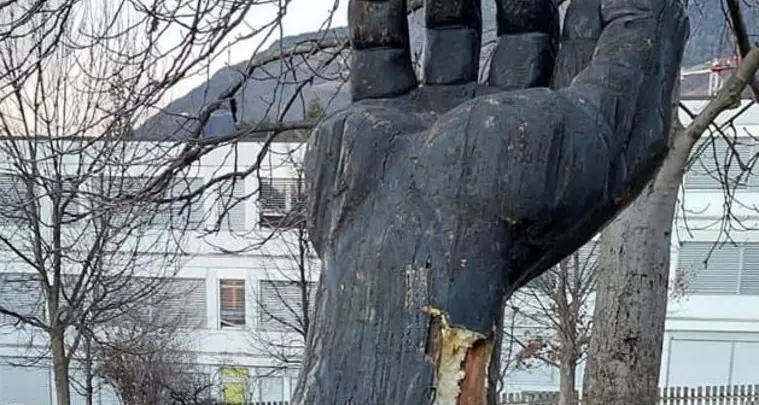 Laives, la scultura dimenticata di fronte al teatro Coseri