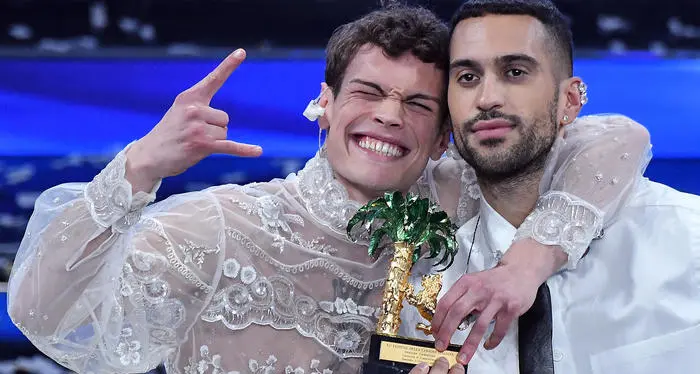 Sanremo 2022, Mahmood & Blanco vincono il Festival con il brano «Brividi»