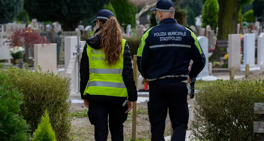 Bolzano, i ladri del cimitero rubano le borsette dalle tombe