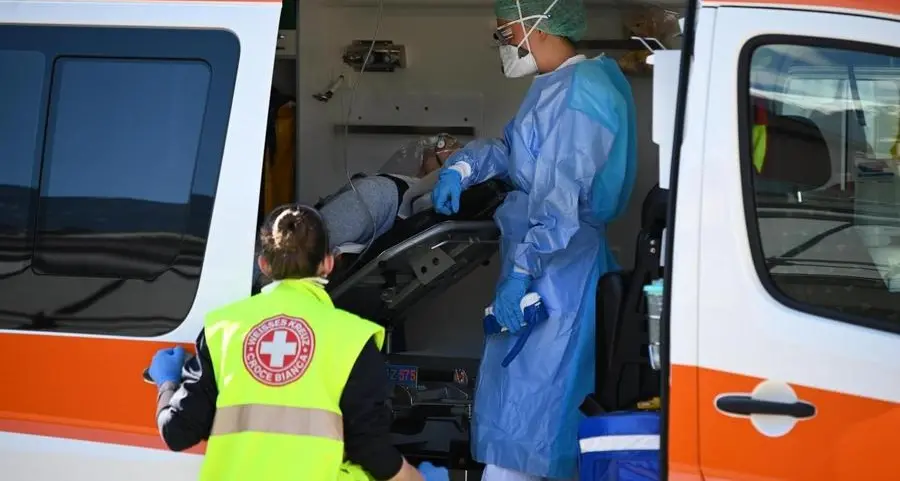 No-vax, la Croce bianca sospende 298 volontari