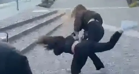 Dal bisbiglio all’azione fisica, cambia il bullismo delle ragazze