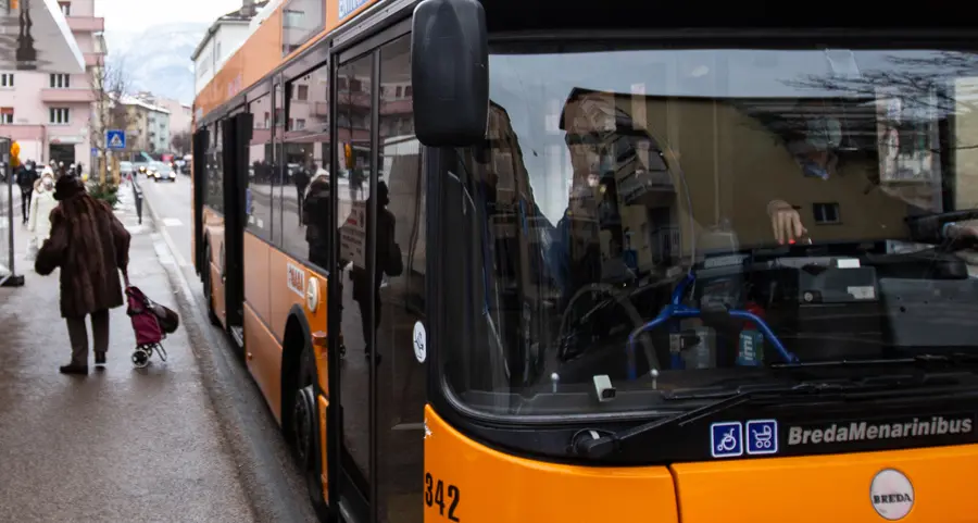 Invalido in carrozzina blocca il bus: accusato di interruzione del servizio