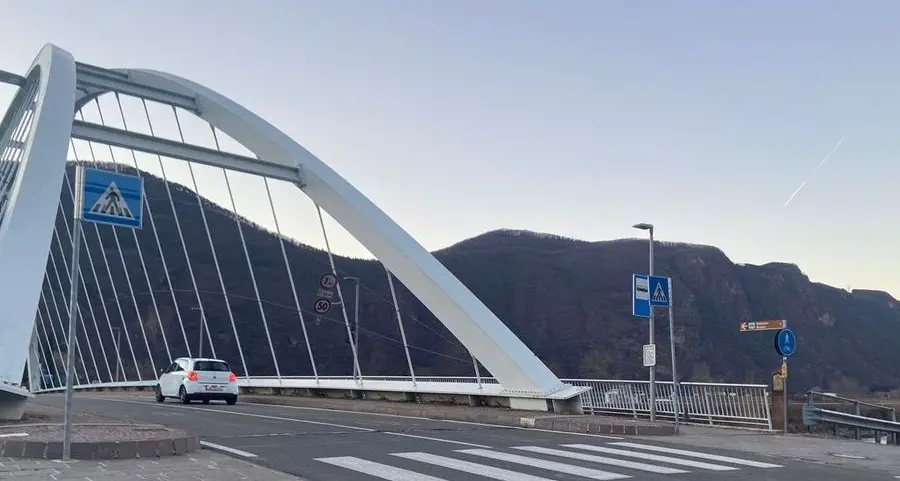 «Zaini gettati in strada quando passano le auto»