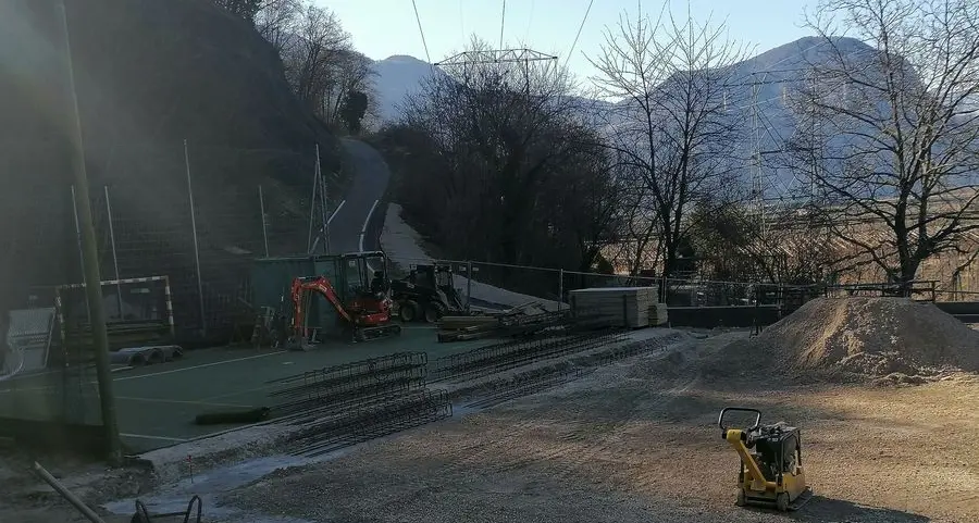 Dimezzano il campo da calcio per fare posto al padel: è subito polemica