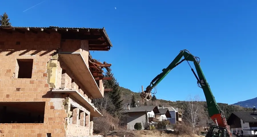 Demolita 45 anni dopo la casa mai completata