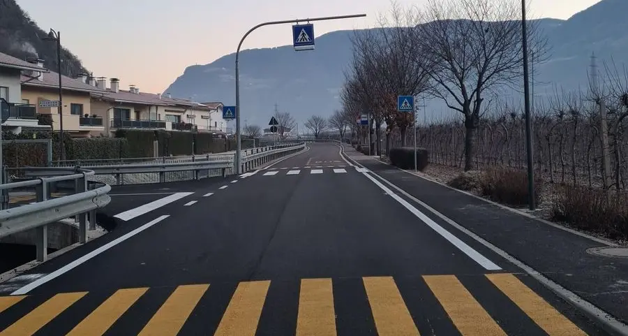 Auto e moto a velocità folli: installati i dossi a Vadena