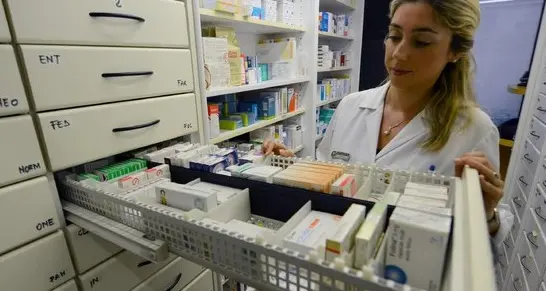 Allarme da farmacie e sociale, senza personale per il carovita