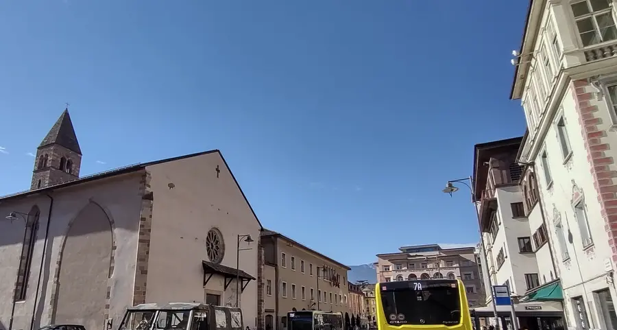 I residenti di via Ospedale: «No all’assedio di auto»