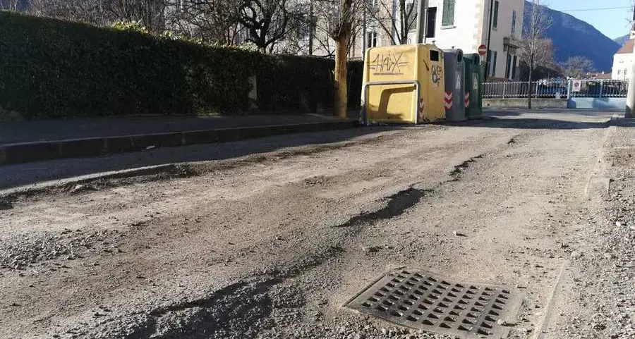 «Buche, fango e disagi: quella strada di Bressanone va sistemata»