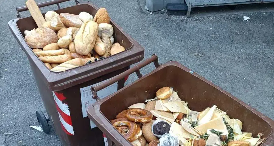 Pane e brioche nei bidoni: indignazione a Don Bosco