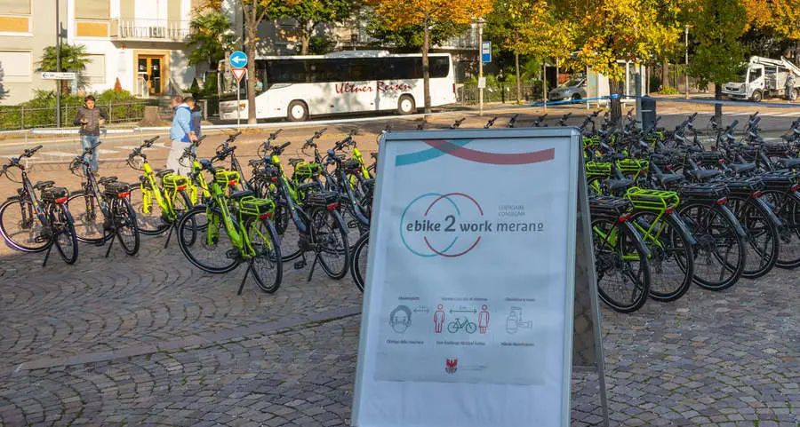 Niente auto per andare al lavoro: il Comune di Merano assegna 82 biciclette